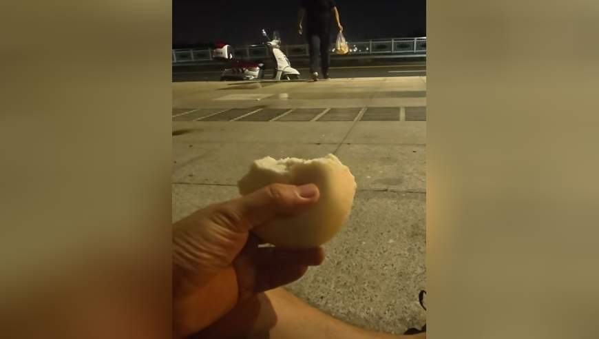 陌生小伙在桥上啃馒头，河南大哥不仅给他加菜，还悄悄塞了200元，网友：在河南不会让你饿着