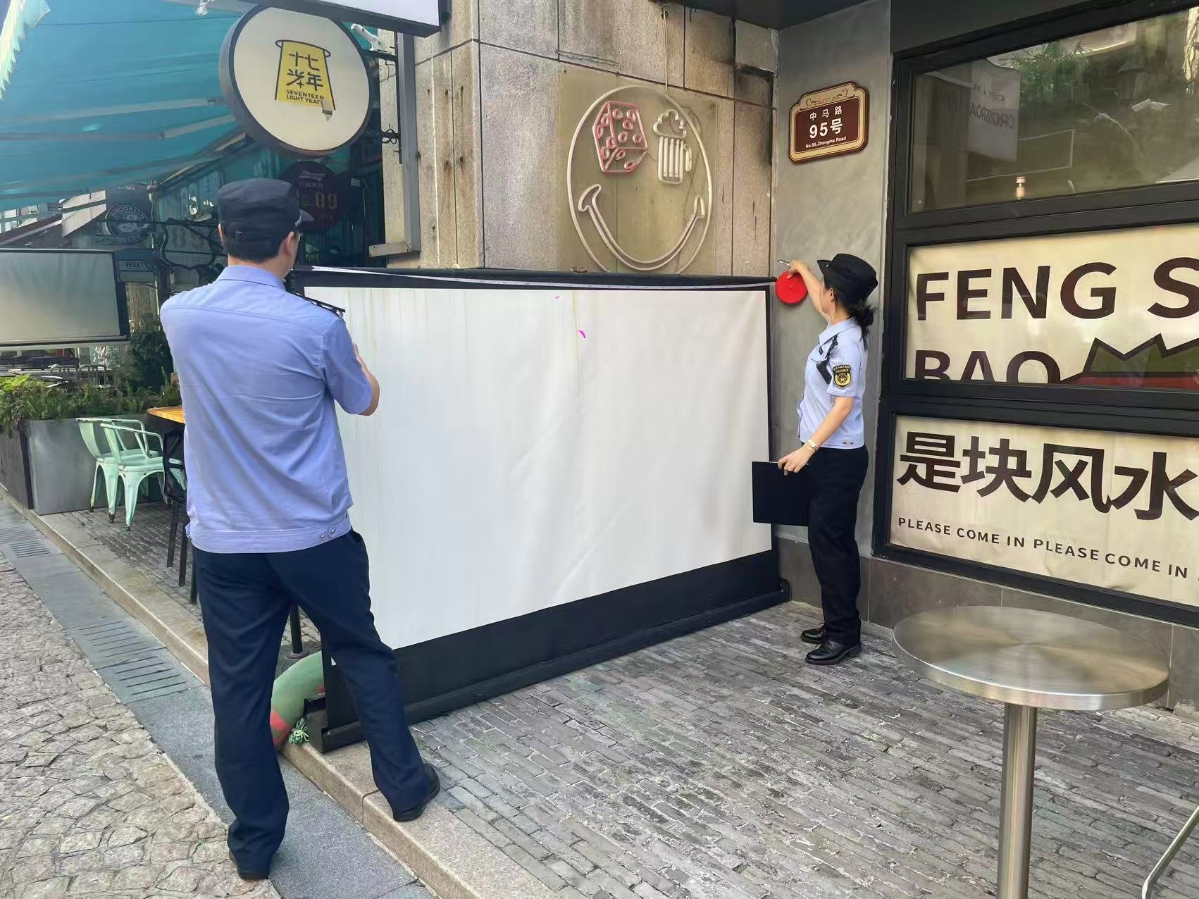 一杯清凉解暑水！外滩中队柔性执法绘就盛会文明风景线