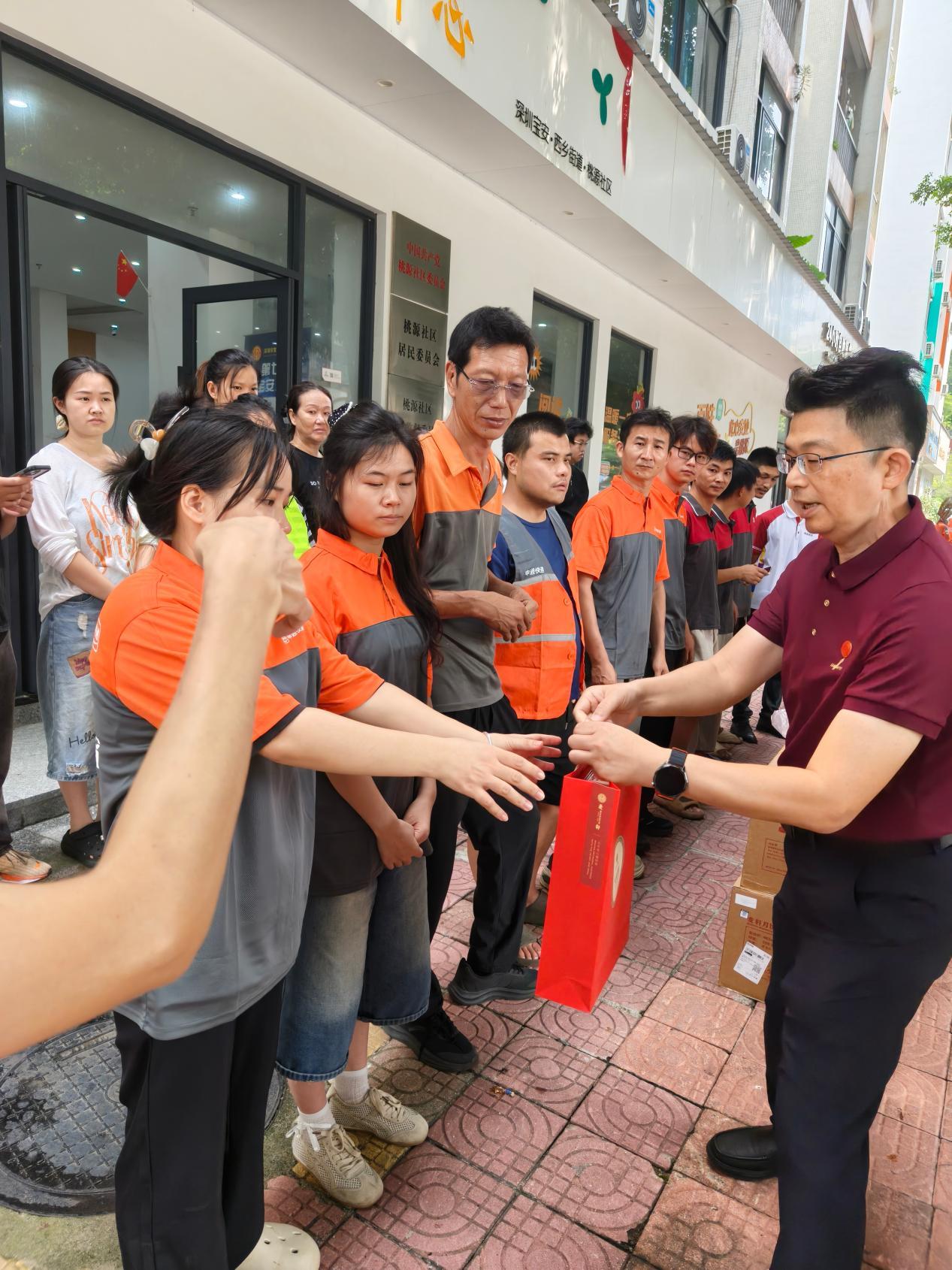 工会送暖蜂心甜 月圆饼圆情更圆