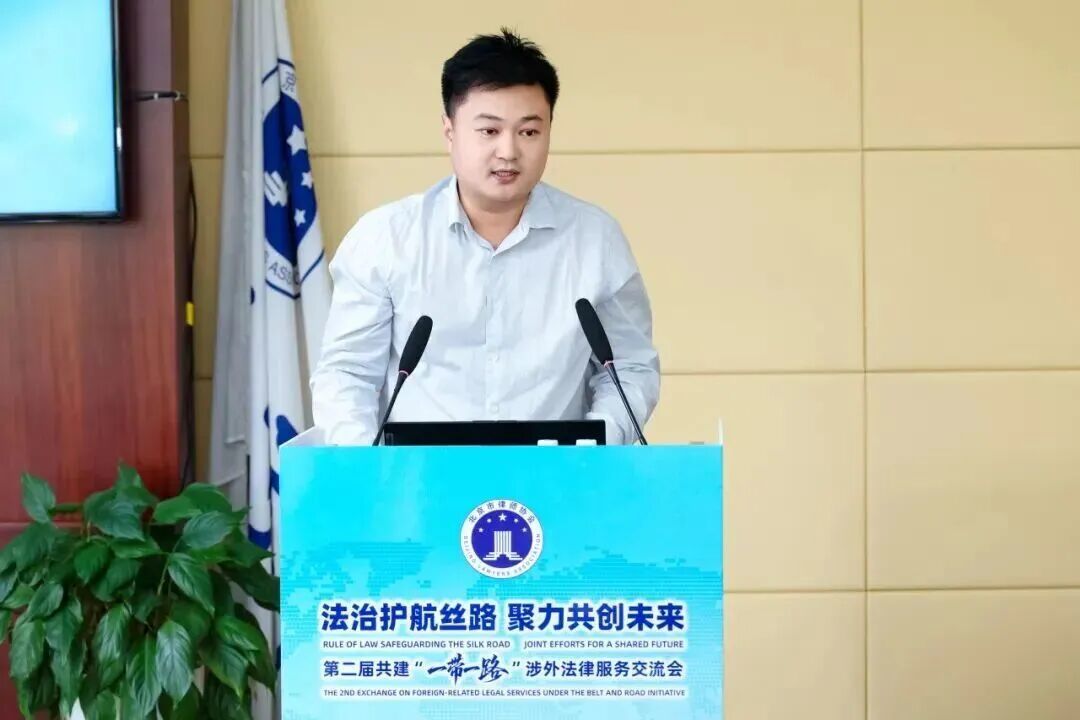 图为商务部国际贸易经济合作研究院对外投资合作研究所副研究员林源发言