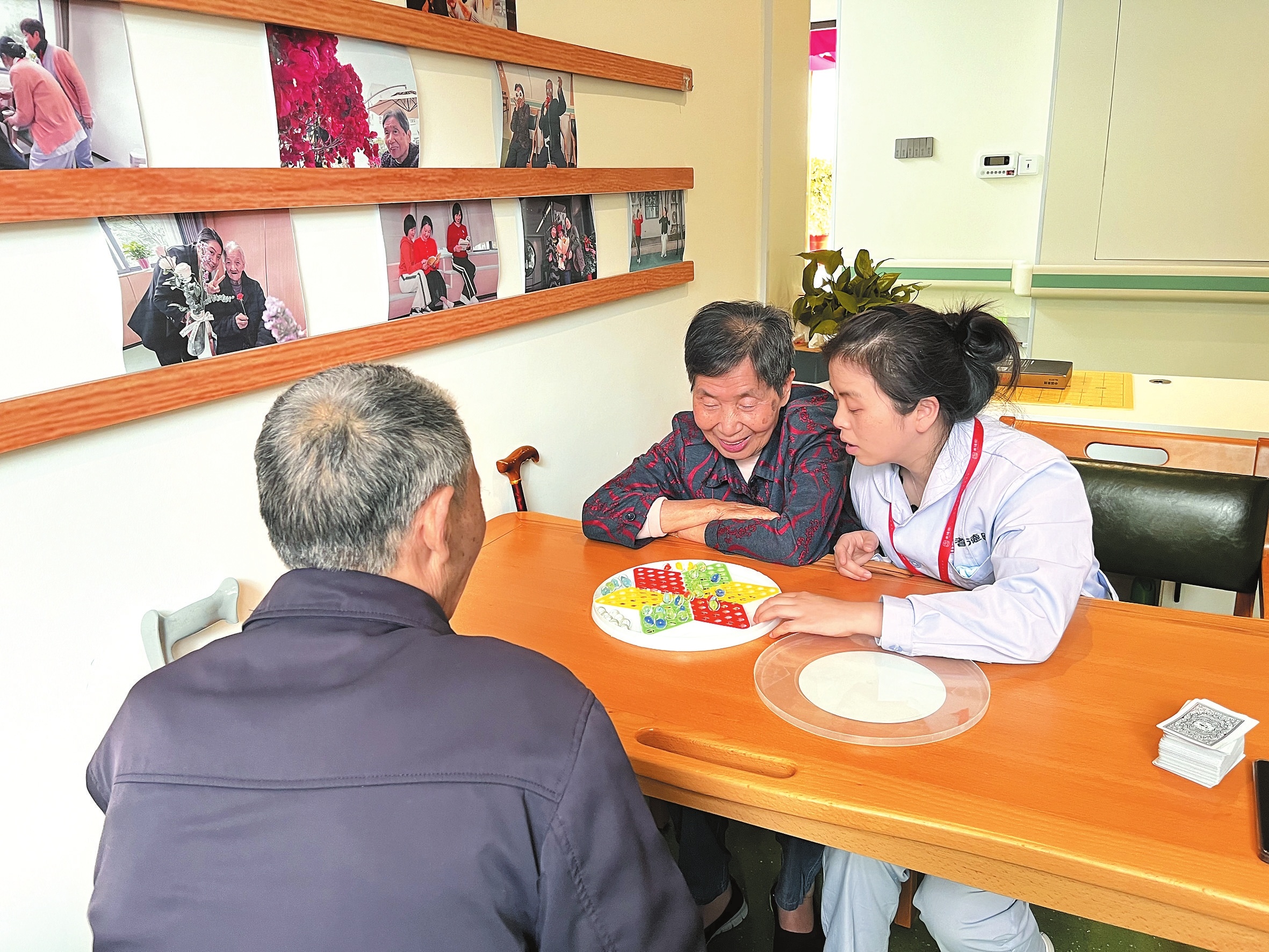 耆德园康养中心工作人员陪老人娱乐。
