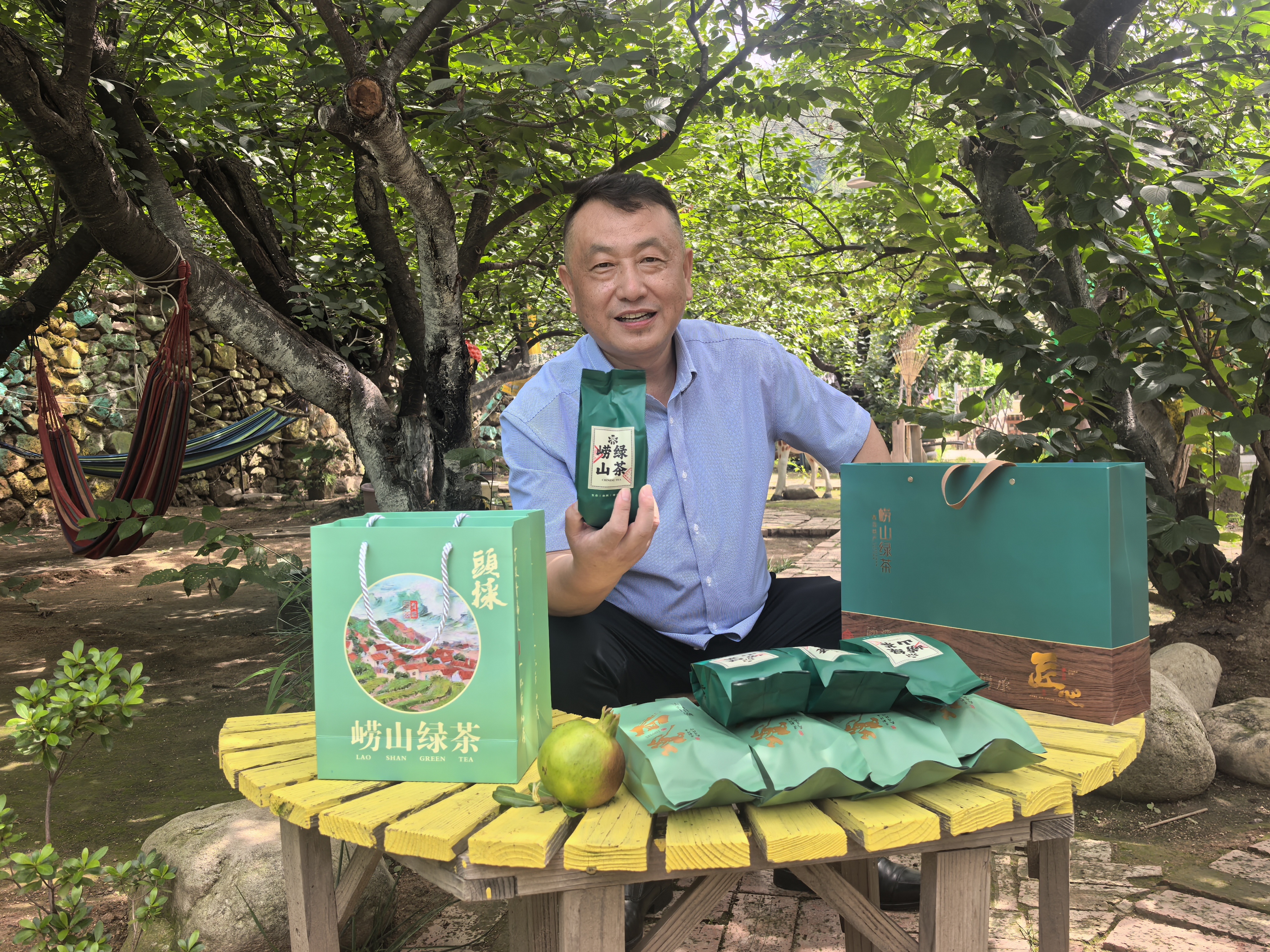 青岛乡里乡亲|乡村网络达人 马扎当讲台,果园当直播间!崂山三树新村“带货书记”用小屏幕激活大山活力