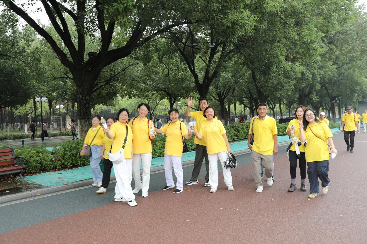 患友、市民群众与医务人员享受健康跑活动