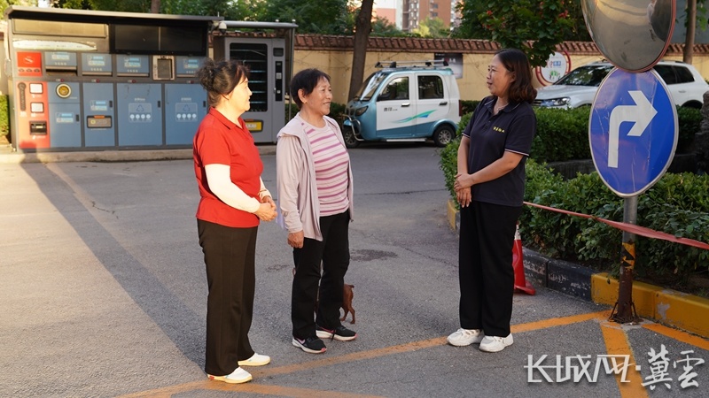 社区工作人员向小区业主询问需求状况。长城网·冀云客户端记者 郭硕 摄