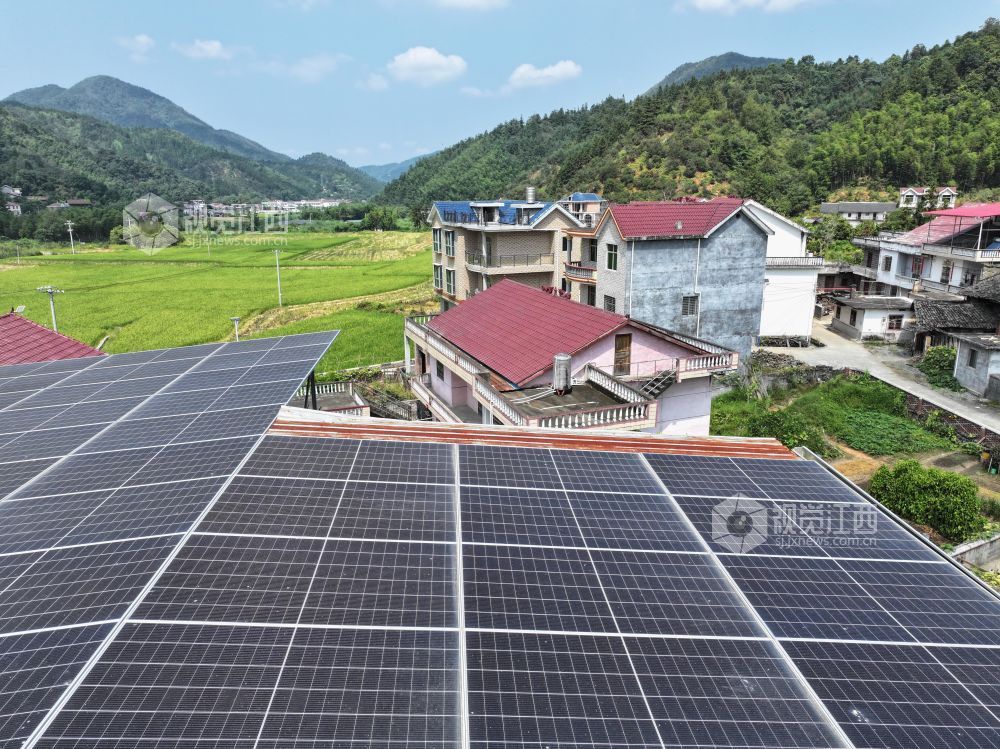 2026年9月20日,江西省吉安市泰和县小龙镇瑶岭村,农房屋顶光伏发电站为乡村振兴提供源源不断的清洁电能。
