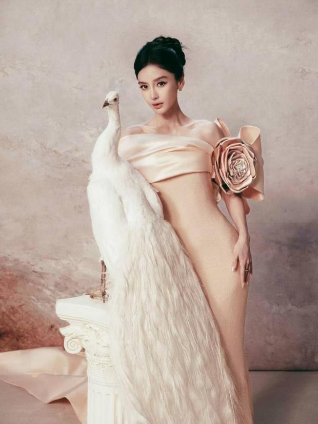 杨颖粉色立体花饰裙上身 和白孔雀相伴氛围感十足