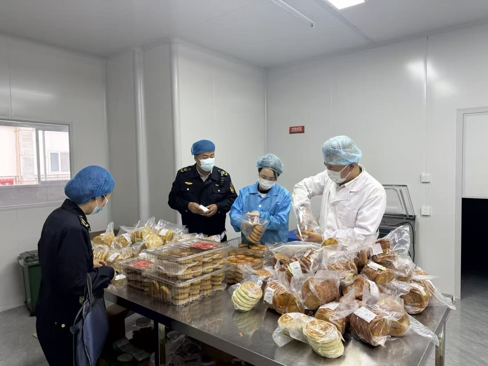 图为执法人员实地检查月饼生产线质量、配料是否合规.jpg