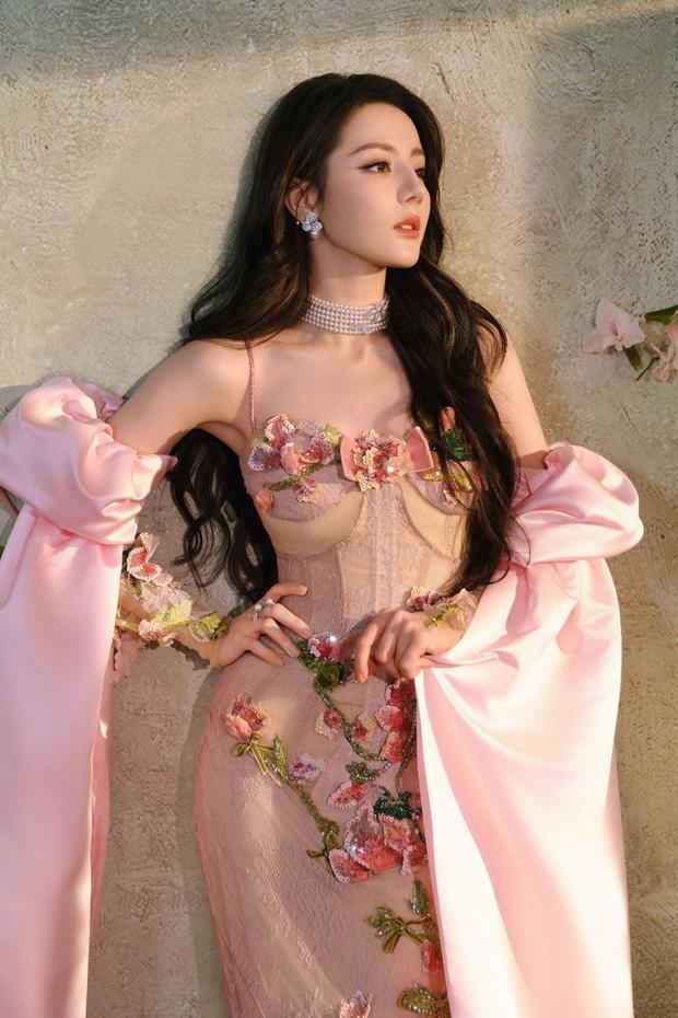 迪丽热巴穿粉裙身姿曼妙似花仙子
