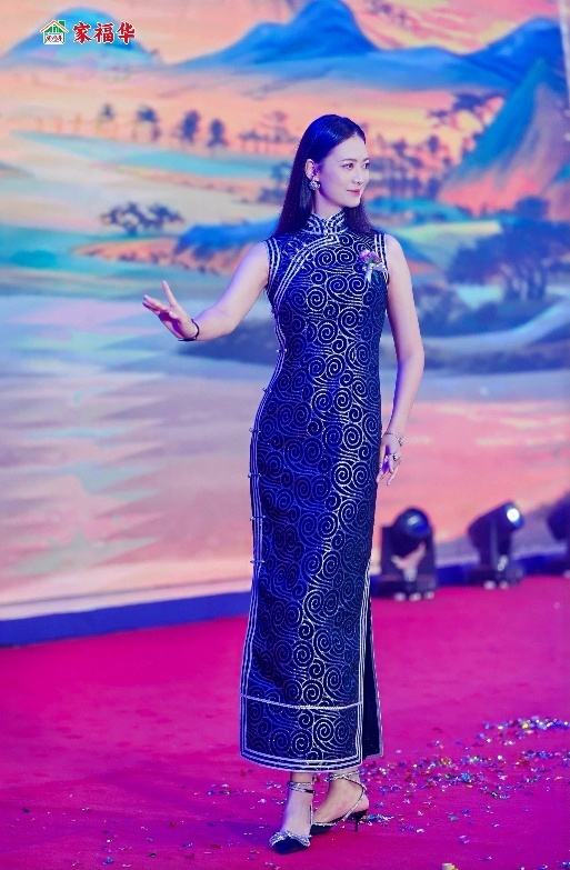 模特刘恋表演《旗袍走秀》