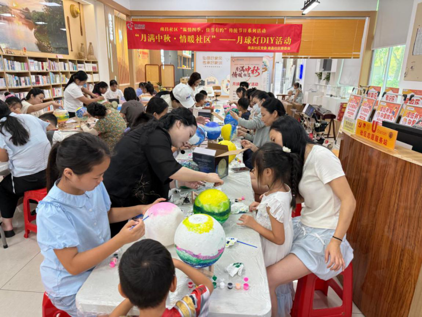 把月亮带回家!西乡街道南昌社区月球灯DIY,让邻里共赴一场“月圆之约”