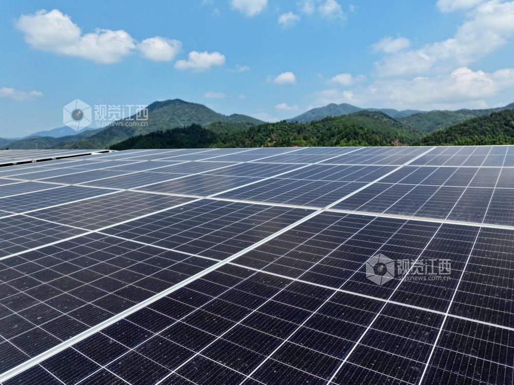 2026年9月20日,江西省吉安市泰和县小龙镇瑶岭村,农房屋顶光伏发电站为乡村振兴提供源源不断的清洁电能。