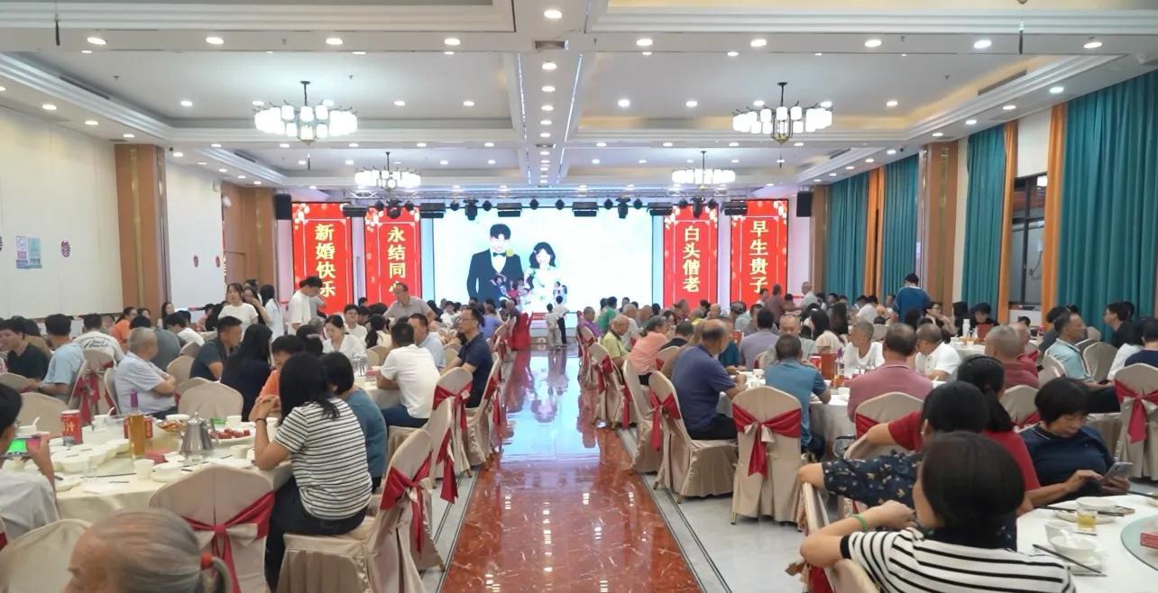招牌大岭山荔枝木烧鹅,采用传统荔枝木明火古法烤制,鹅皮色泽红亮诱人、酥脆爽口,鹅肉紧实饱满、鲜嫩多汁,天然果木清香深深融入肉质之中,风味独特十足。同系列鹅菜各具风味。