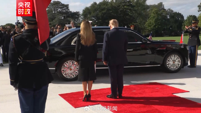 特朗普总统夫妇在下车处迎候习近平主席夫妇