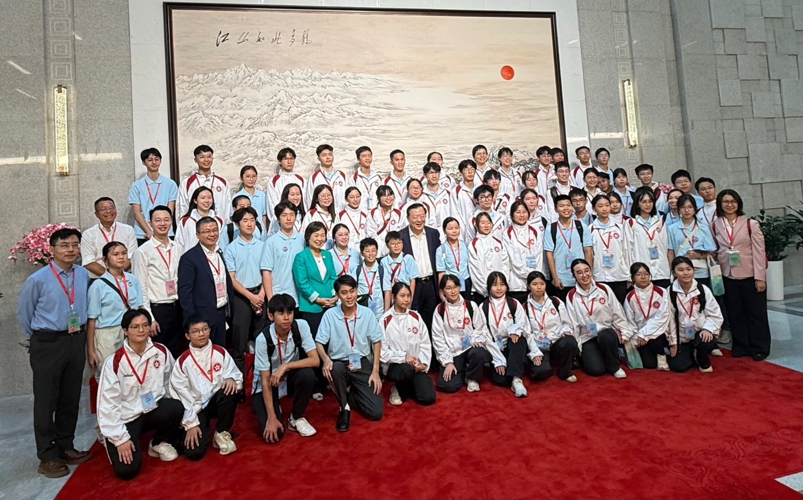 丁薛祥副總理接見「向國旗敬禮」港澳青少年升旗隊代表訪京團 夏寶龍主任寄語青年茁壯成長報效國家
