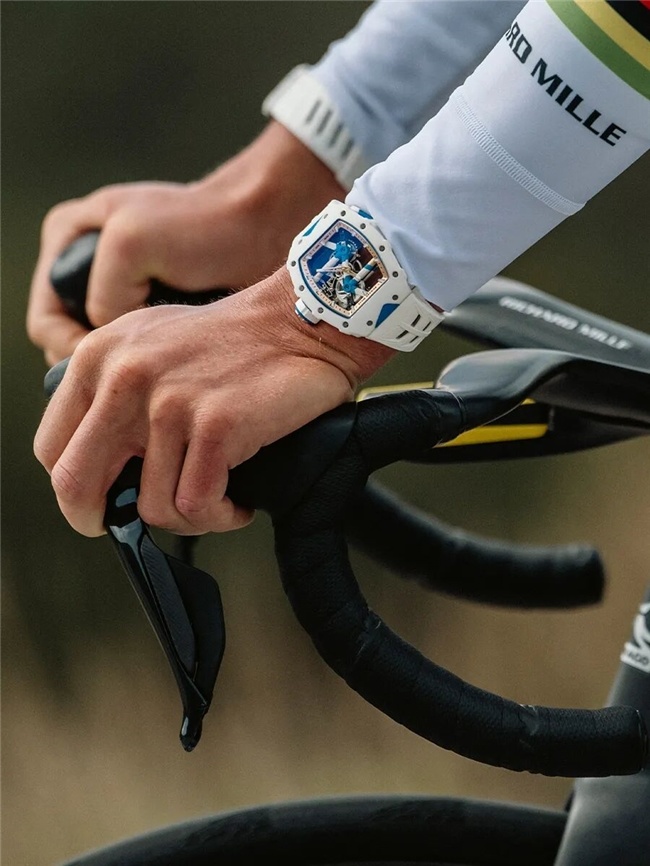 ▲RICHARD MILLE携手意大利传奇自行车制造品牌Colnago推出全新RM 64-01 Colnago陀飞轮腕表