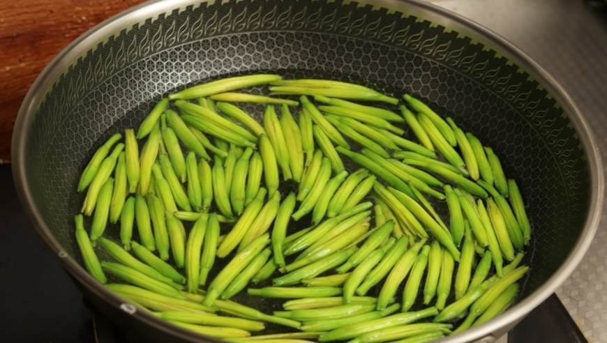 这4种菜不焯水=吃毒药！尤其第一种，你家餐桌上肯定有，中秋一定得注意