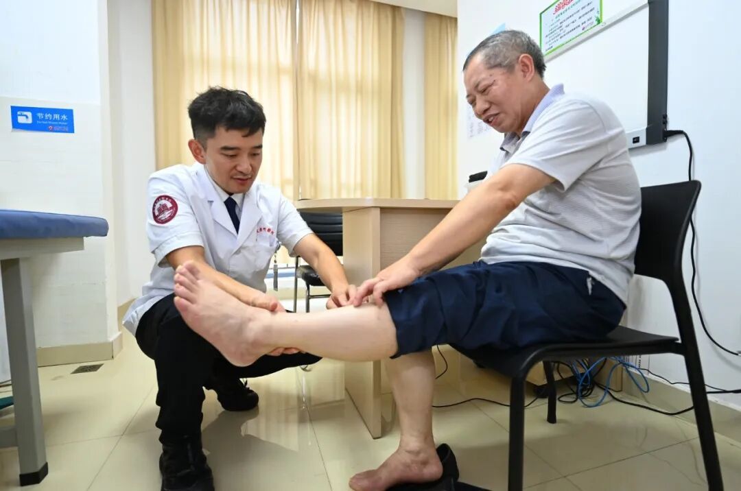 近日,南方医院赣州医院(赣州市人民医院)创伤外科专家柴瑜俯身查看患者病情。记者刘青 摄