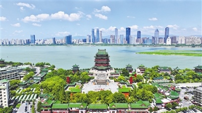 滕王阁景区游人如织