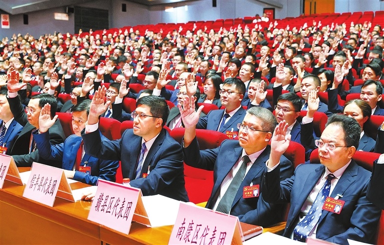 9月22日上午,中国共产党赣州市第七次代表大会在赣州大剧院举行第二次全体会议。这是代表们举手表决,通过大会选举办法等。记者邹忠辉 伍煜 摄