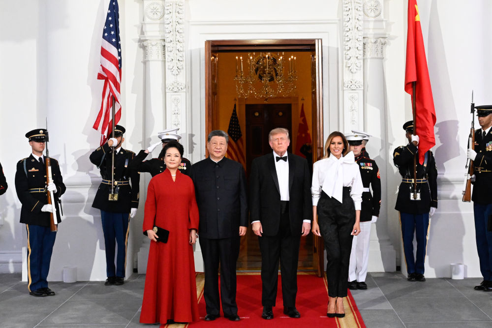 当地时间9月24日晚,美国总统特朗普和夫人梅拉尼娅为中国国家主席习近平和夫人彭丽媛在白宫举行欢迎国宴。这是两国元首夫妇合影。新华社记者 申宏 摄