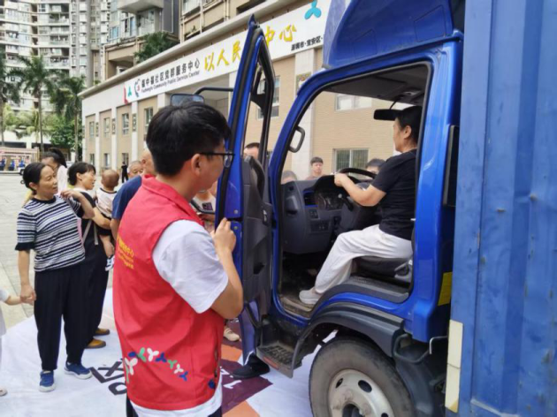 沉浸式学安全!体验大货车盲区—— 西乡街道福中福社区 “遵法守规明礼安全文明出行” 交通安全宣传活动