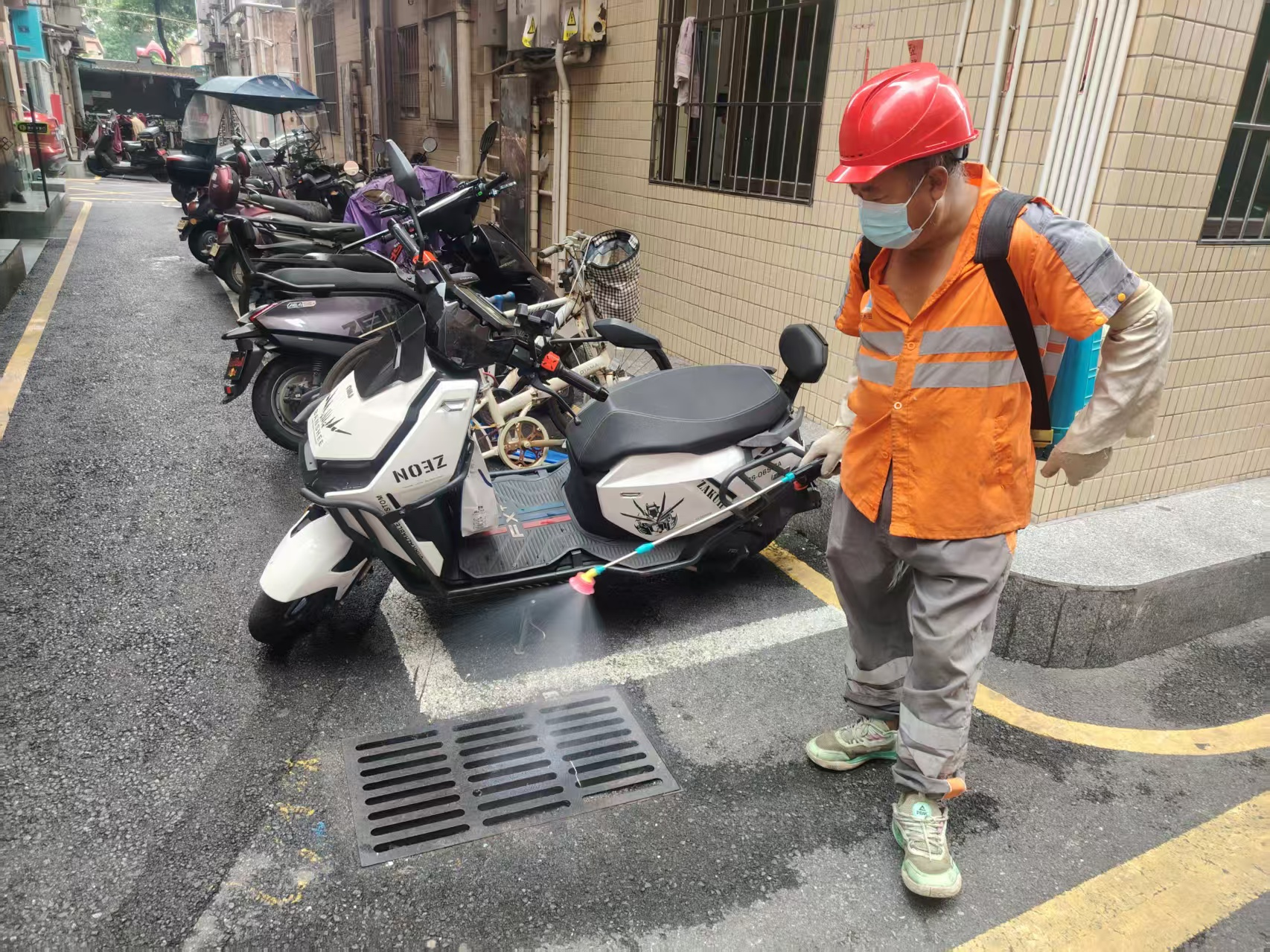 固兴社区多点发力开展防蚊灭蚊行动 筑牢居民健康防线