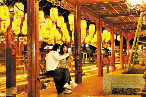 故城县郑口镇大运河历史文化街区,两名游客在拍照。