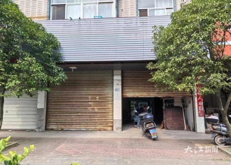 清理干净后的商铺门口(洋口镇人民政府供图)