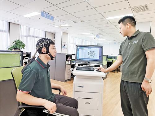 9月2日，石家庄渡康医疗器械有限公司研发中心，工程师正对一台自研脑电图机开展测试。本报记者 周聪聪摄