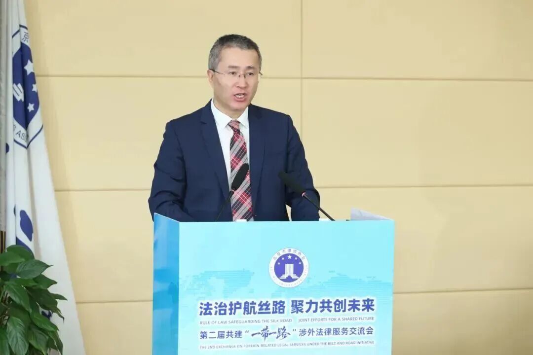 图为北京市律师协会副会长佟丽华主持开幕式