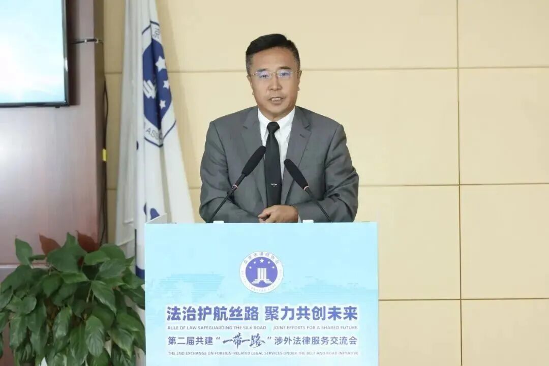 图为中华全国律师协会会长高子程致辞