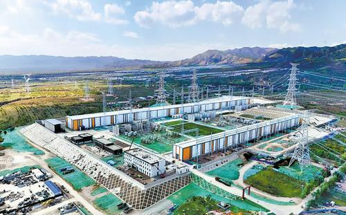 图为近日拍摄的怀来1000千伏变电站。该变电站计划2027年5月竣工投运,是华北特高压骨干网架的关键节点。国网冀北电力供图