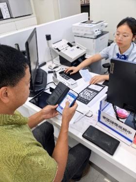 客户通过扫码答题巩固反假货币知识（张丽玲 摄）