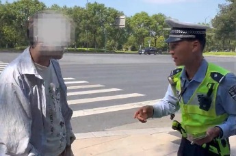 外国留学生交通违法，南昌一交警全程英文纠违