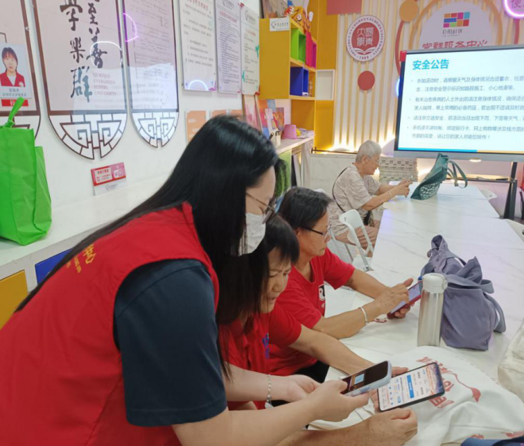 赋能银发群体 拥抱智能时代 —— 西乡街道臣田社区助力长者学习手机与 AI 新技能