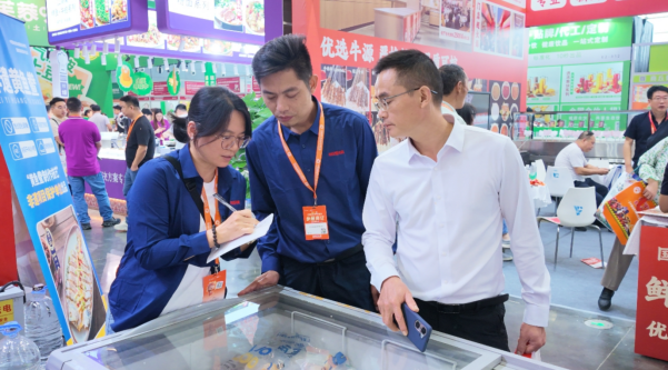 湘里情工作人员记录客户需求(湘里情供图)