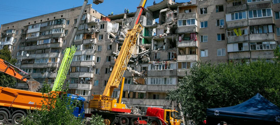 在乌克兰首都基辅,一栋建筑物遭受了无人机和导弹袭击。