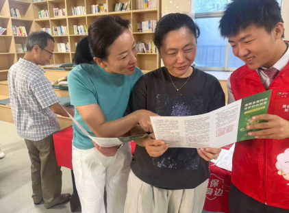 区金融服务中心联合属地银行进社区开展网络安全防范意识宣传。