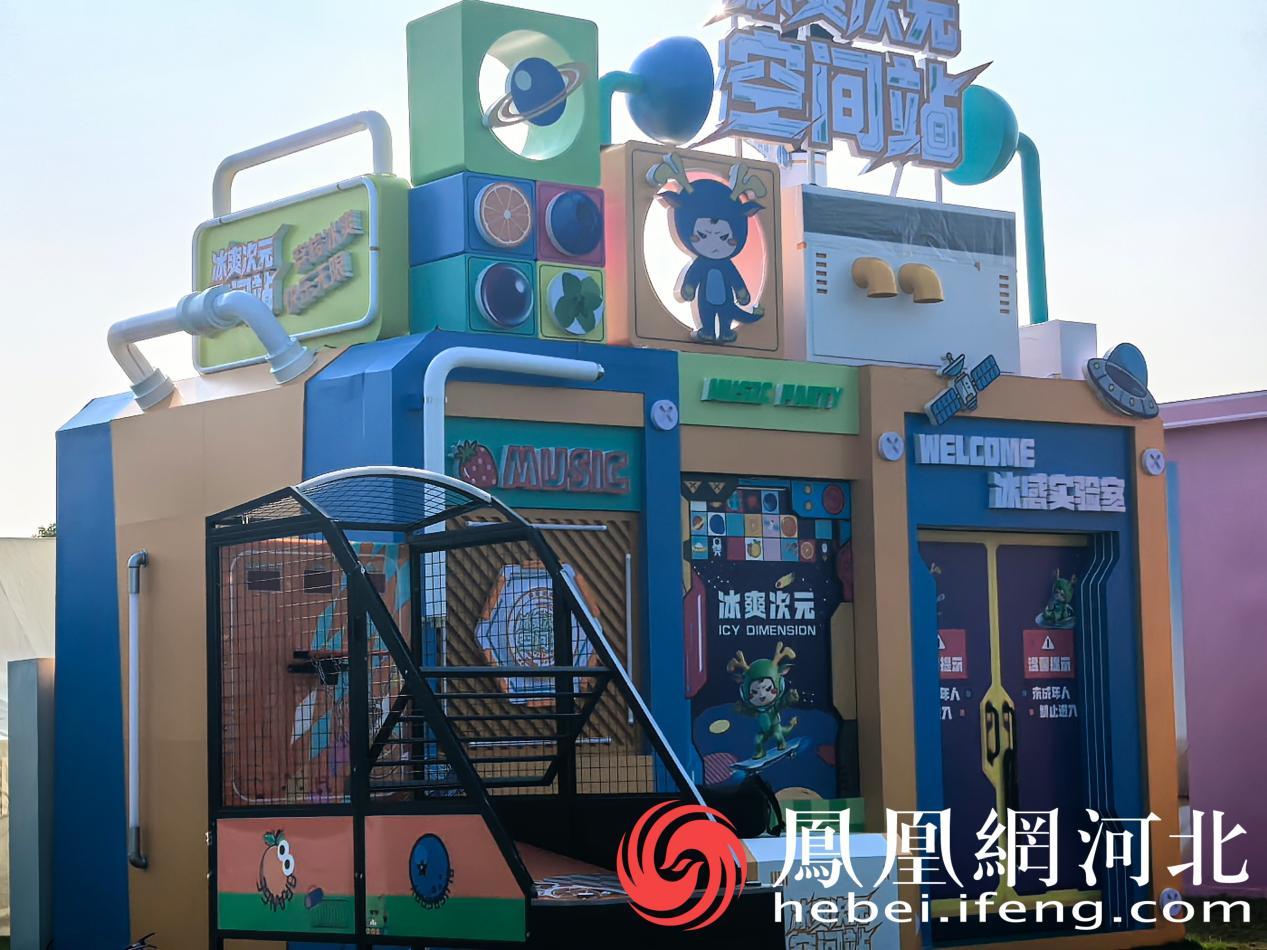 互动体验区装置就位,融合音乐与游戏元素,丰富乐迷游玩体验。