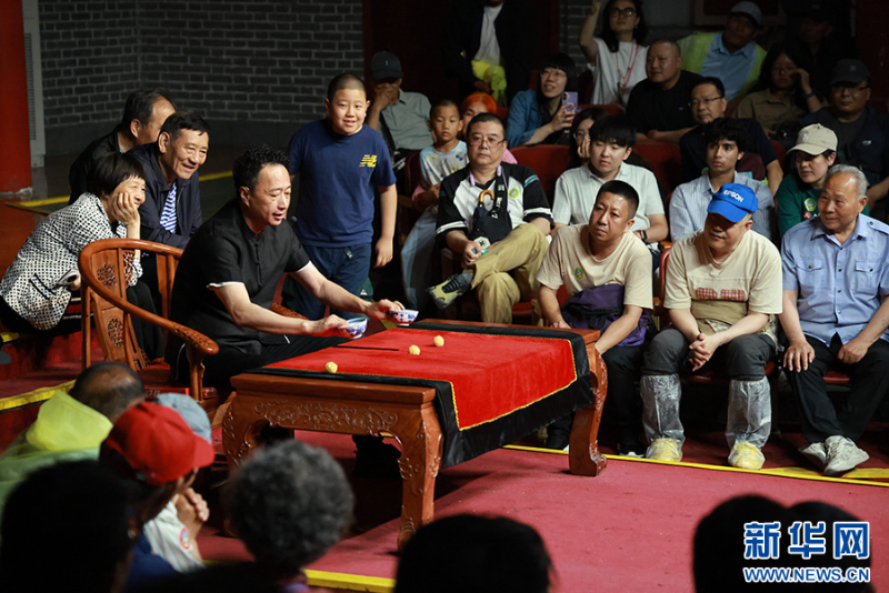 6月6日,艺人在吴桥杂技大世界为游客表演魔术。新华网发 纪明维 摄