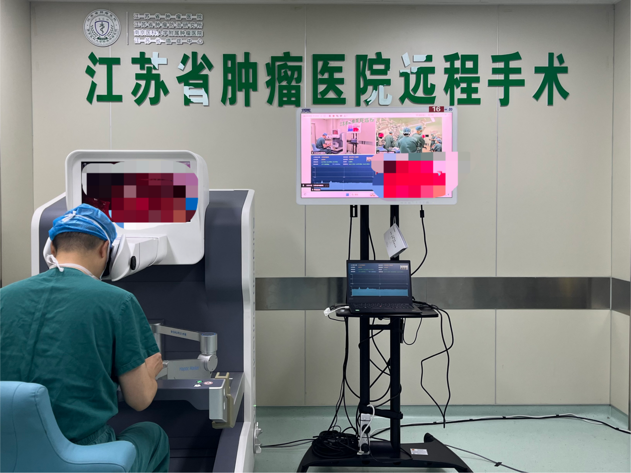 杨杰在南京端江苏省肿瘤医院手术室操作远程机器人