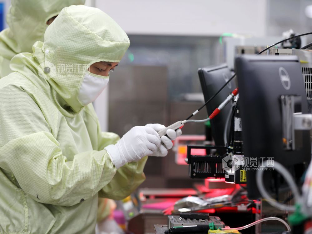 江西5G智能工厂摄像模组生产线上一派忙碌景象 袁建兵摄