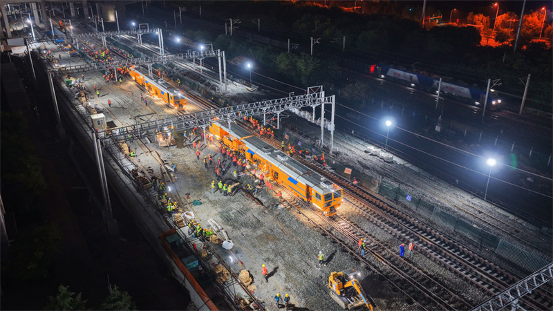 9月23日凌晨，中国铁路北京局集团有限公司石家庄工务段技术人员指挥大型捣固车，对新铺设的道岔进行大机养护。