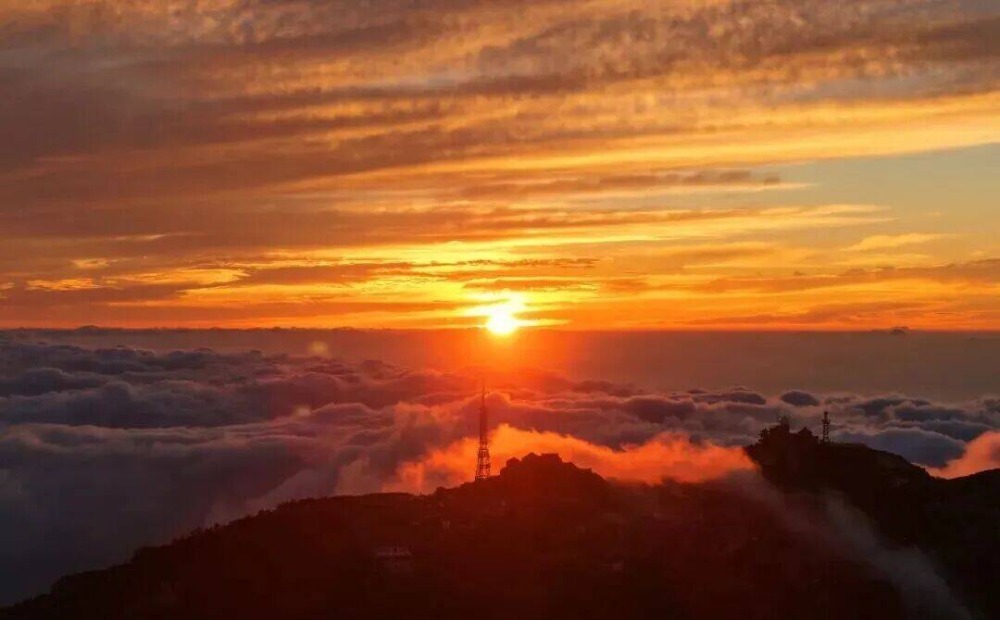 奔赴泰山金秋 在岱顶邂逅一场云海霞光盛宴  