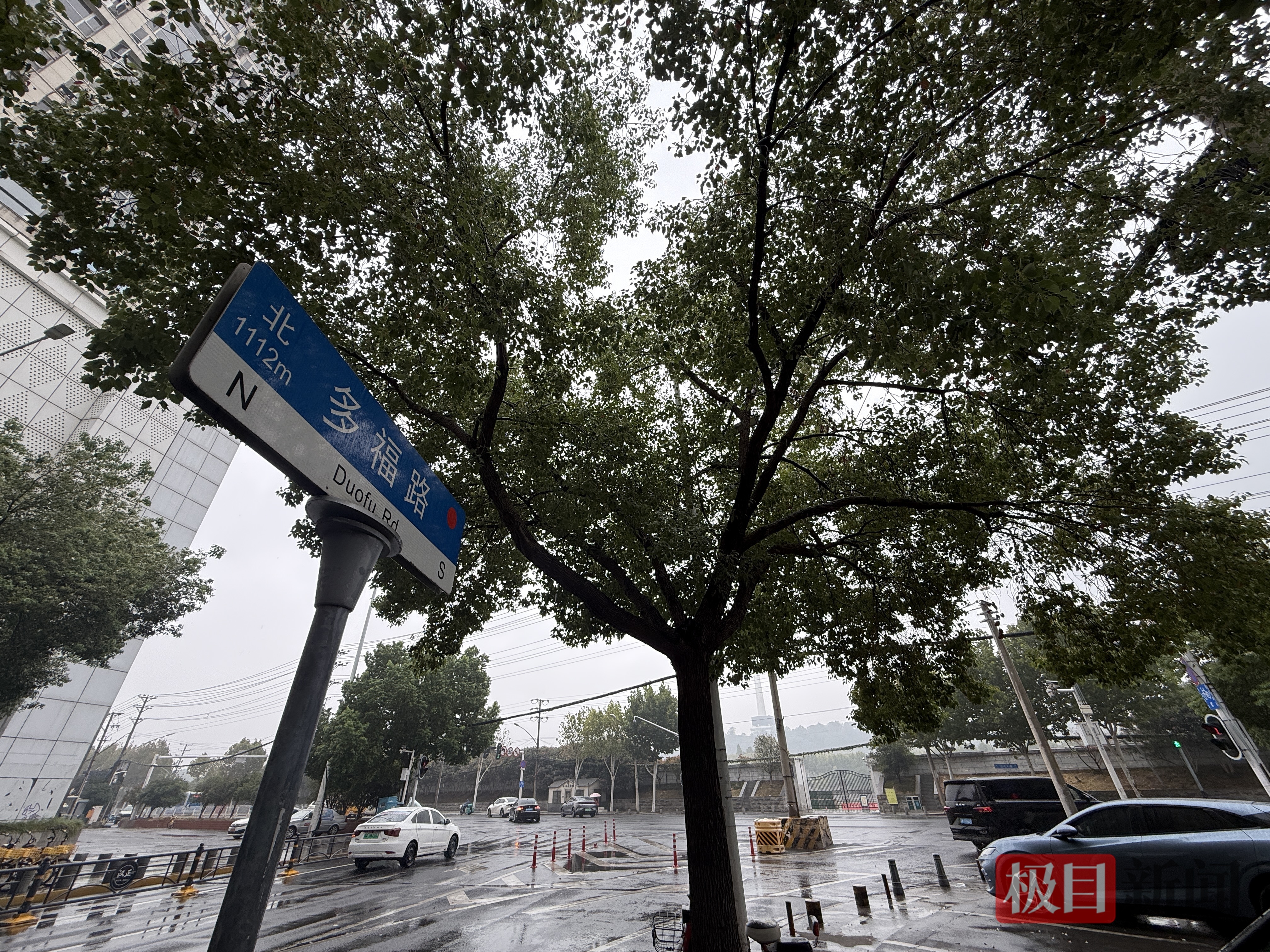 记者摄于多福路与沿河大道交叉路口的汉江边