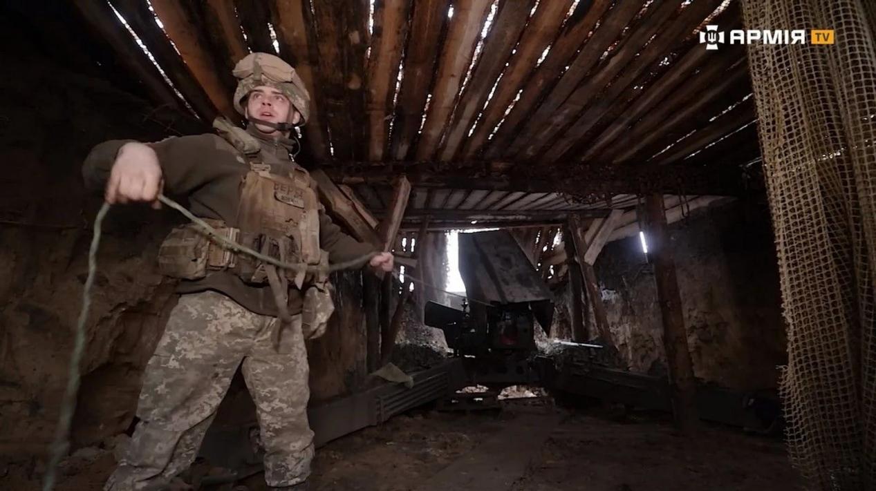 (乌军炮兵在掩蔽良好的地下掩体开炮)