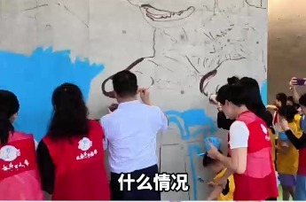 龙华街头被“爆改”！国际友人、外卖小哥、小学生集体上手，这波操作太city了。（制作：龙华十分 陈家辉 范其臻）