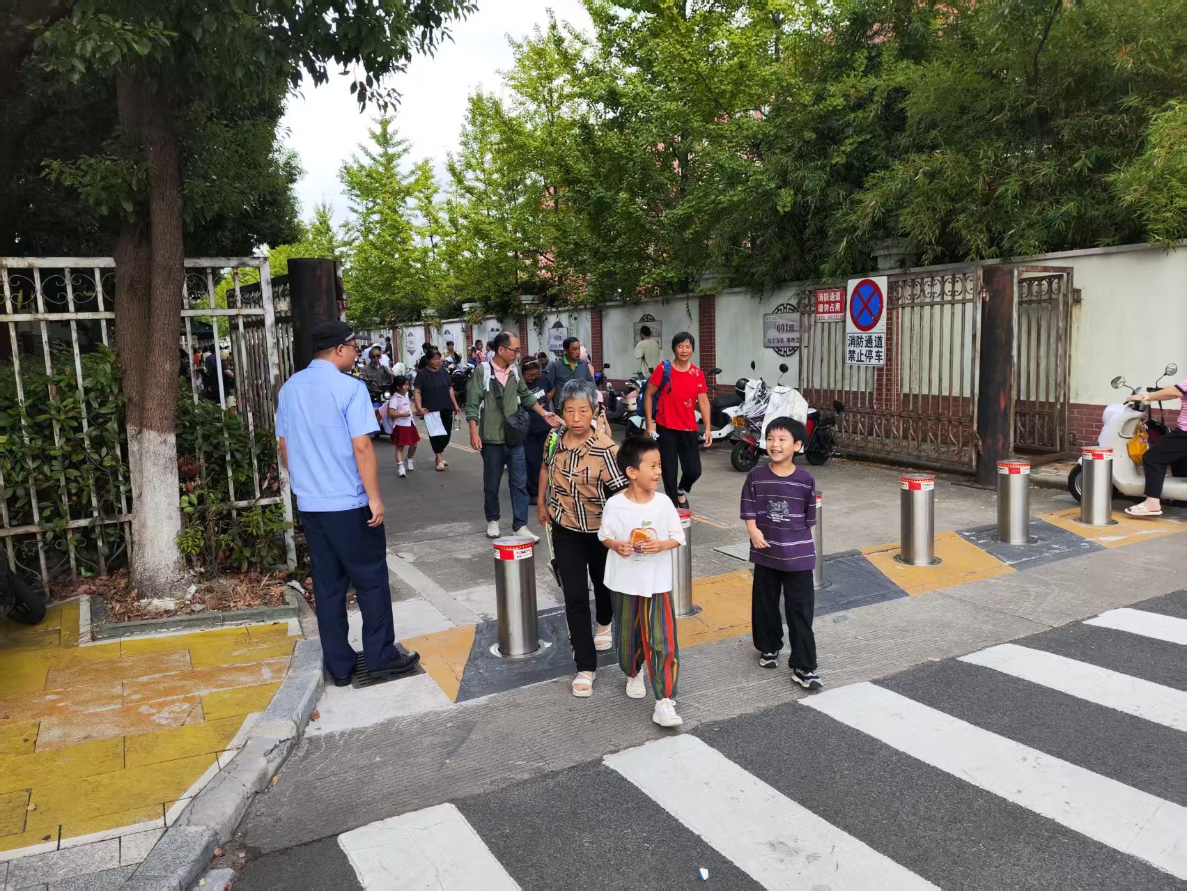 江北:“蜜邻护学”开启新学期 共建平安护学圈