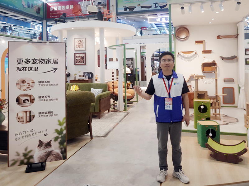 胜芳国际家具博览中心企业策划部李想会向媒体介绍博览会情况。李星妤摄
