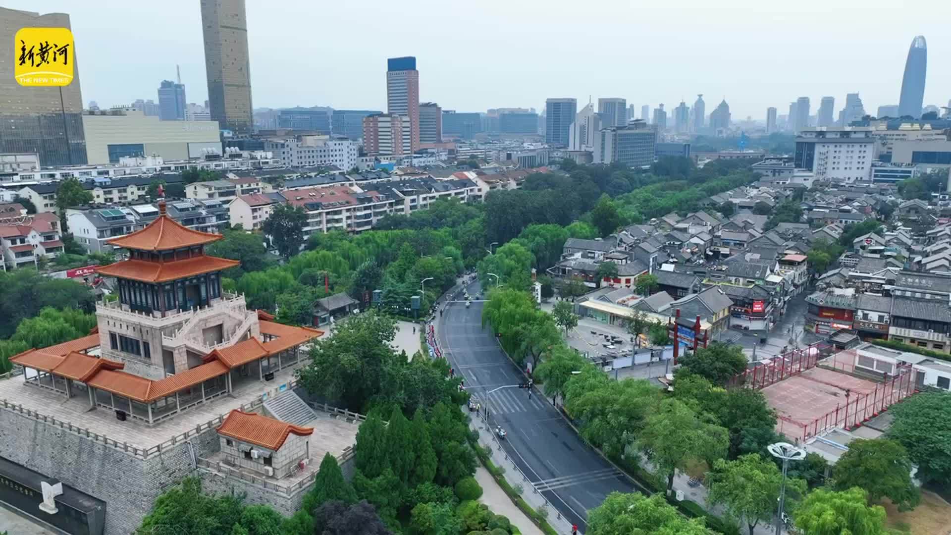 解放阁下，济南交警护送烈属车队赴英雄山